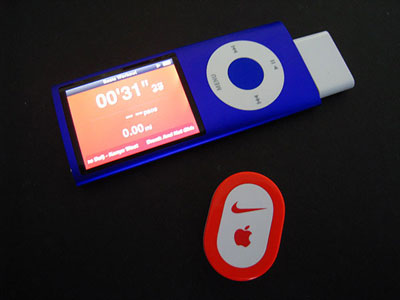 iPod Nano 4G avec récepteur Nike+ LiPod Nano 4G avec le récepteur Nike+ branché.