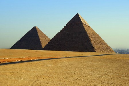 pyramide-dreamstime-7880880-g